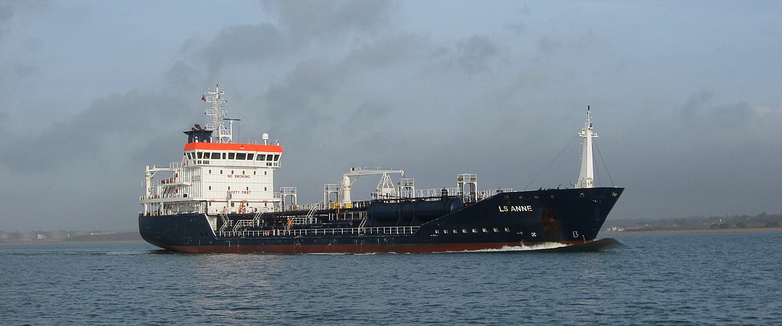 Tankshp LS Anne departs Fawley